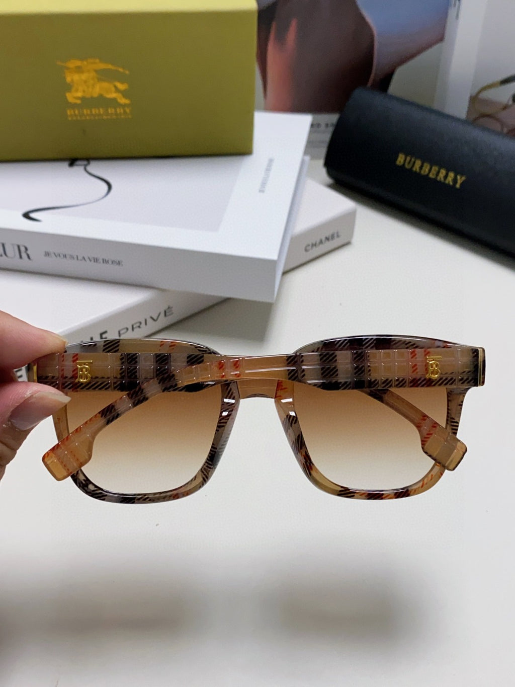 Burberry BE5446 Fashion Brown Lens Sunglasses for Men & Women - detail image 4