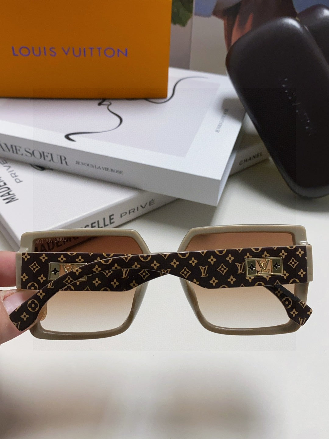 Louis Vuitton Polarized Oversized Gray Lens Sunglasses for Men & Wome - 933763 - detail image 4