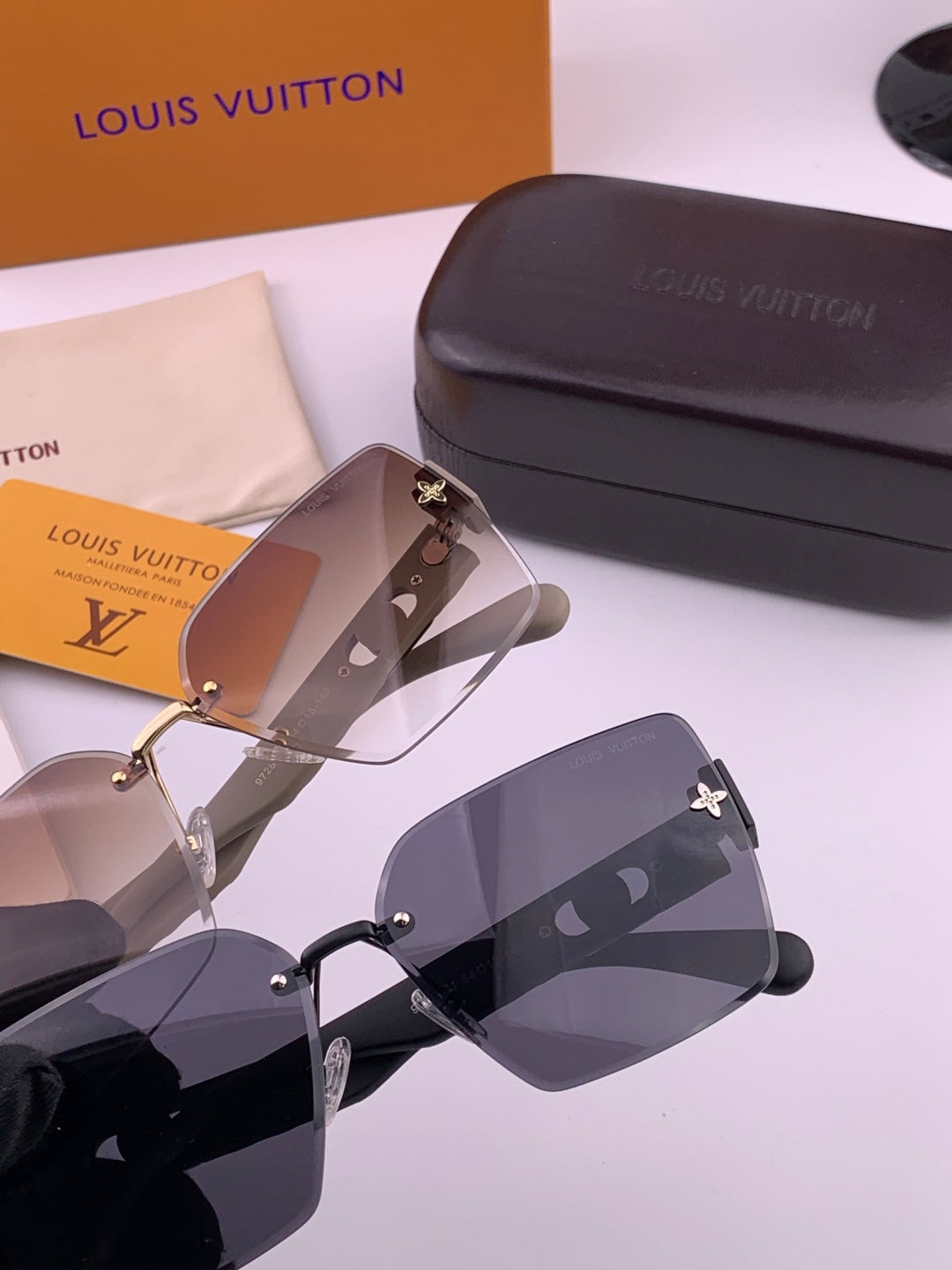 Louis Vuitton L8972 Square Gold Lens Sunglasses for Men & Women - detail image 4