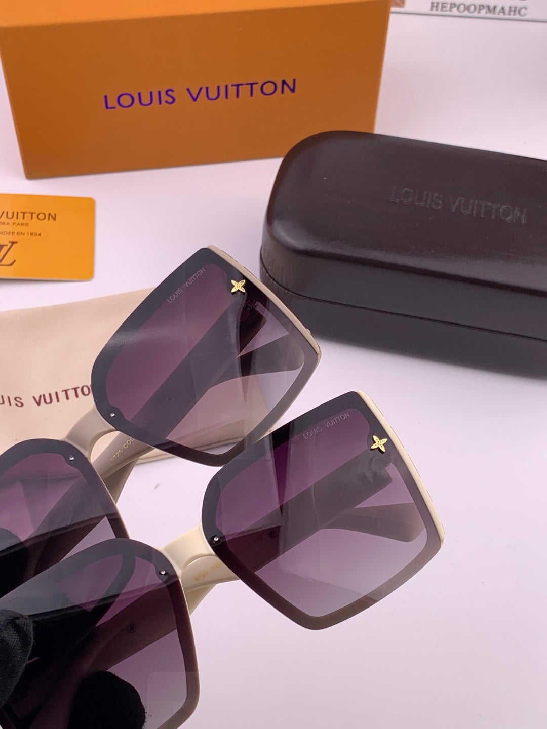 Louis Vuitton Fashion Gold Lens Sunglasses for Men & Women - 158169 - detail image 5