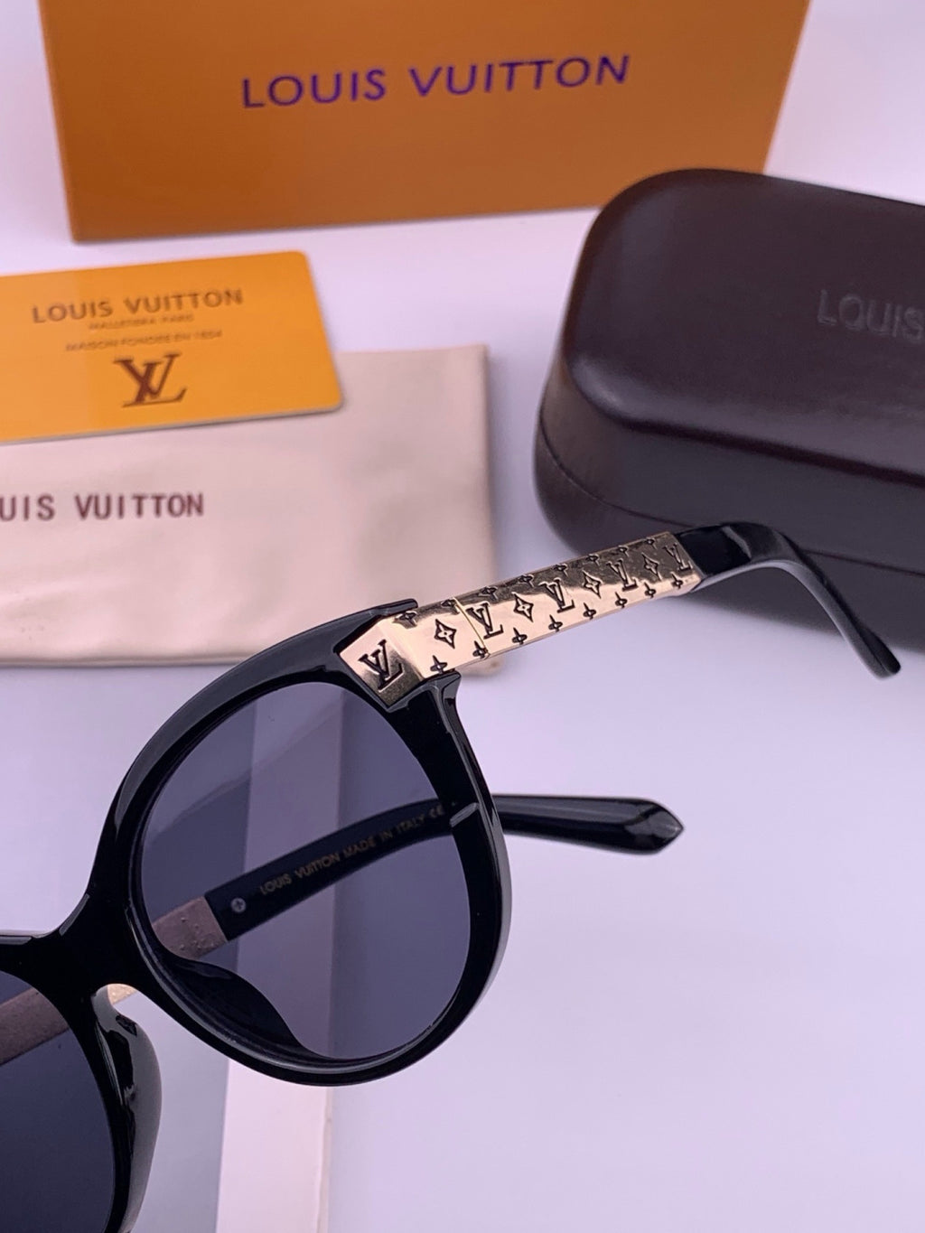Louis Vuitton L87000 Oversized Black Lens Sunglasses for Men & Women - 448485 - detail image 3