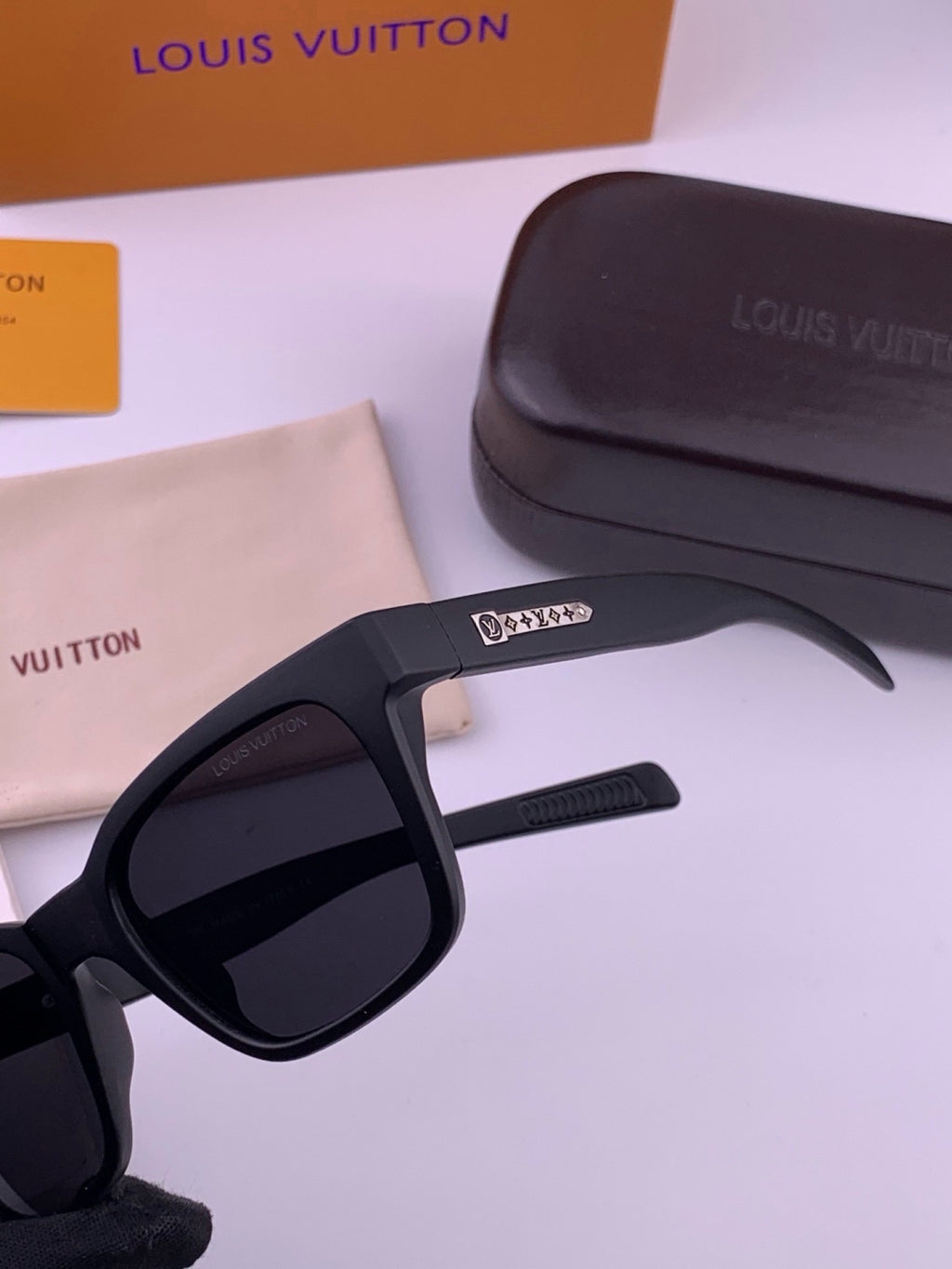 Louis Vuitton Fashion Black Lens Sunglasses for Men & Women - 464797 - detail image 5
