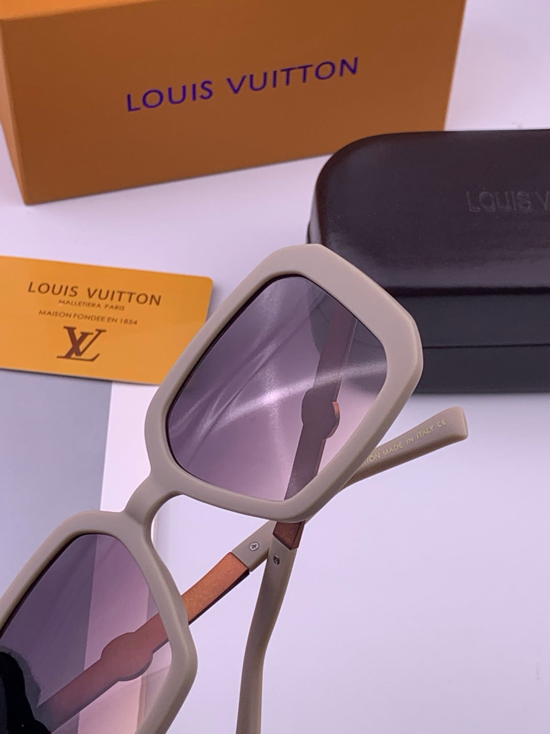 Louis Vuitton L37007 Oversized Brown Lens Sunglasses for Men & Women - 486252 - detail image 5