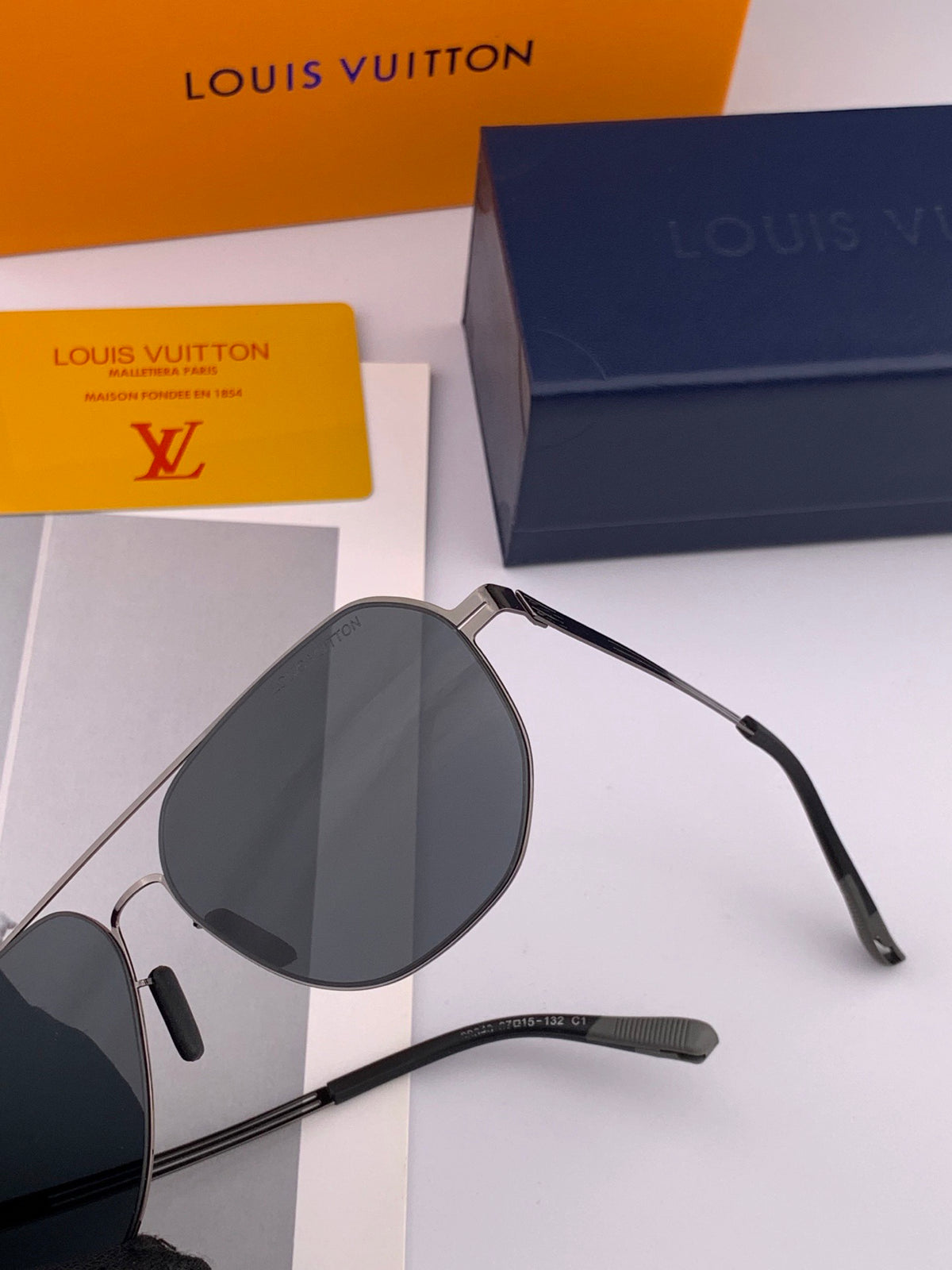 Louis Vuitton L08904 Fashion Black Lens Sunglasses for Men & Women - 866908 - detail image 3
